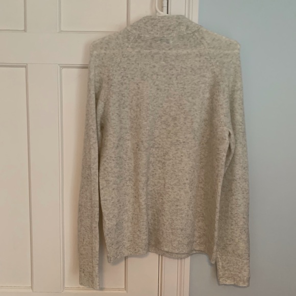 EUC J.Crew woman’s mock-neck, tunic style sweater. Oatmeal, marled color. Small. - Picture 4 of 5